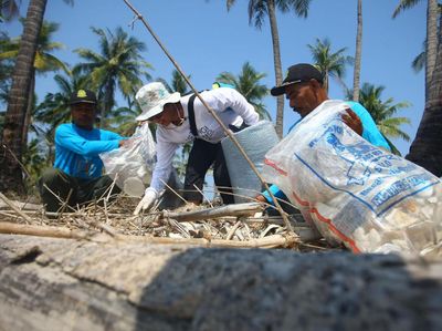 Bersih-bersih Pantai Cintai Laut