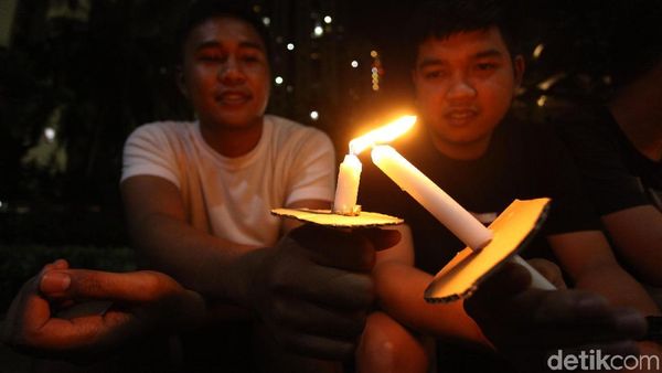 Aksi Warga Apartemen Mediterania Tuntut Nyalakan Listrik