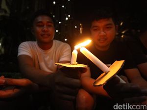 Aksi Warga Apartemen Mediterania Tuntut Nyalakan Listrik