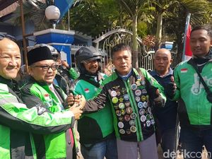 Puluhan Ojol Arak Seorang Anggota DPRD Jember Menuju Tempat Pelantikan