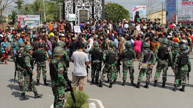 Aksi massa menentang rasialisme di Bundaran Timika Indah, Mimika, Papua, Rabu (21/8).