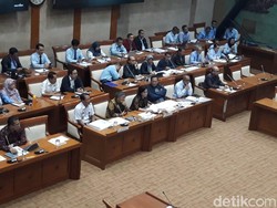 Sri Mulyani Rapat Bea Meterai dan BPJS Kesehatan di Komisi XI