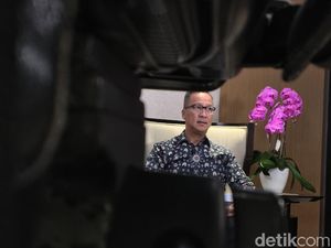 Mensos Jawab Isu Politisasi Bansos hingga Penyaluran Beras Oleh Bulog Mensos Jawab Isu Politisasi Bansos hingga Penyaluran Beras Oleh Bulog