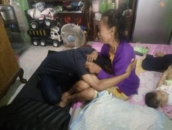 Teganya Anak Tendang Kepala Ibu Hanya karena Uang Rp 10 Ribu