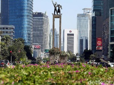 Usai Bambu Getah Getih, Bundaran HI Kini Dihias Taman Bunga