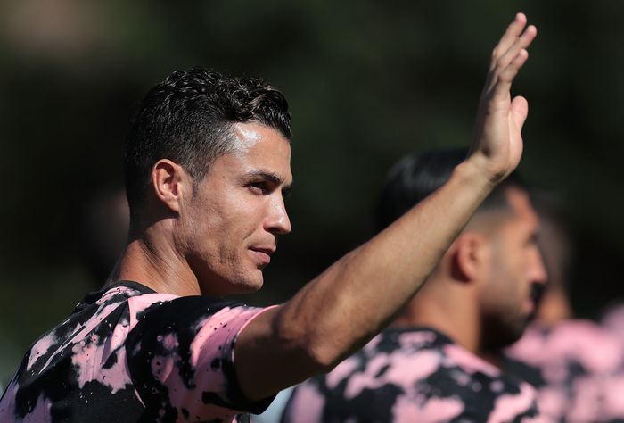 Cristiano Ronaldo tak yakin ada pesepakbola lain yang memiliki lebih banyak rekor dari dirinya. (Foto: Emilio Andreoli / Getty Images) Cristiano Ronaldo tak yakin ada pesepakbola lain yang memiliki lebih banyak rekor dari dirinya. (Foto: Emilio Andreoli / Getty Images)
