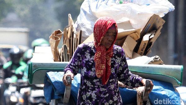 Manusia Gerobak Melawan Kerasnya Ibu Kota