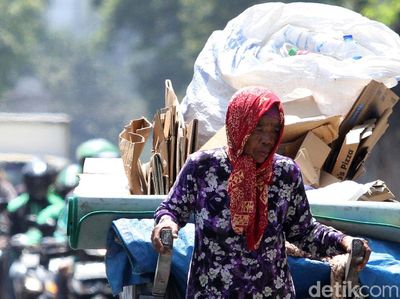 Manusia Gerobak Melawan Kerasnya Ibu Kota