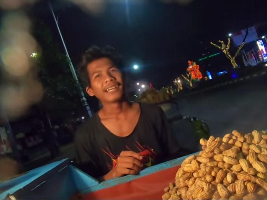 Lewat Social Experiment, Baim Wong Kasih Uang Segepok Buat Tukang Kacang