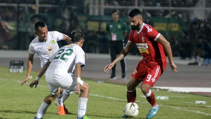 Persebaya Surabaya menang di kandang Badak Lampung FC (ANTARA FOTO/Ardiansyah) Persebaya Surabaya menang di kandang Badak Lampung FC (ANTARA FOTO/Ardiansyah)