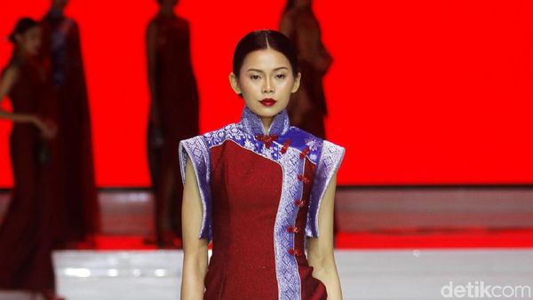 Foto: Keindahan Cheongsam Tenun Karya Andreas Odang di JFFF 2019