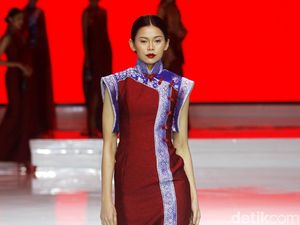 Foto: Keindahan Cheongsam Tenun Karya Andreas Odang di JFFF 2019