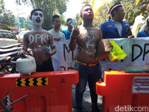 Pelantikan Anggota DPRD Sidoarjo Diwarnai Demo Mahasiswa Pelantikan Anggota DPRD Sidoarjo Diwarnai Demo Mahasiswa