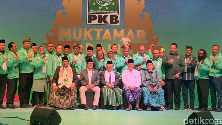 Tutup Muktamar PKB, Maruf Amin Foto Bareng Cak Imin hingga Para Kiai
