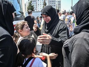 Gegara Video Makan Pisang yang Provokatif, 7 Imigran Suriah Dideportasi Turki Gegara Video Makan Pisang yang Provokatif, 7 Imigran Suriah Dideportasi Turki