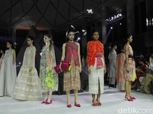 Inspirasi Wayang Solo di Koleksi Busana Terbaru Sapto Djojokartiko