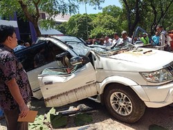 Tragis Ibu Tewas Tertimpa Pohon Saat Tunggu Anak Ujian