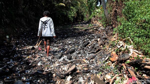 Penampakan Pulau Sampah Bak Reklamasi di Kalibaru Bogor