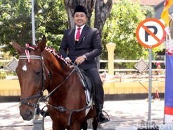 Seorang Anggota DPRD Sidoarjo Datang ke Pelantikan Naik Kuda