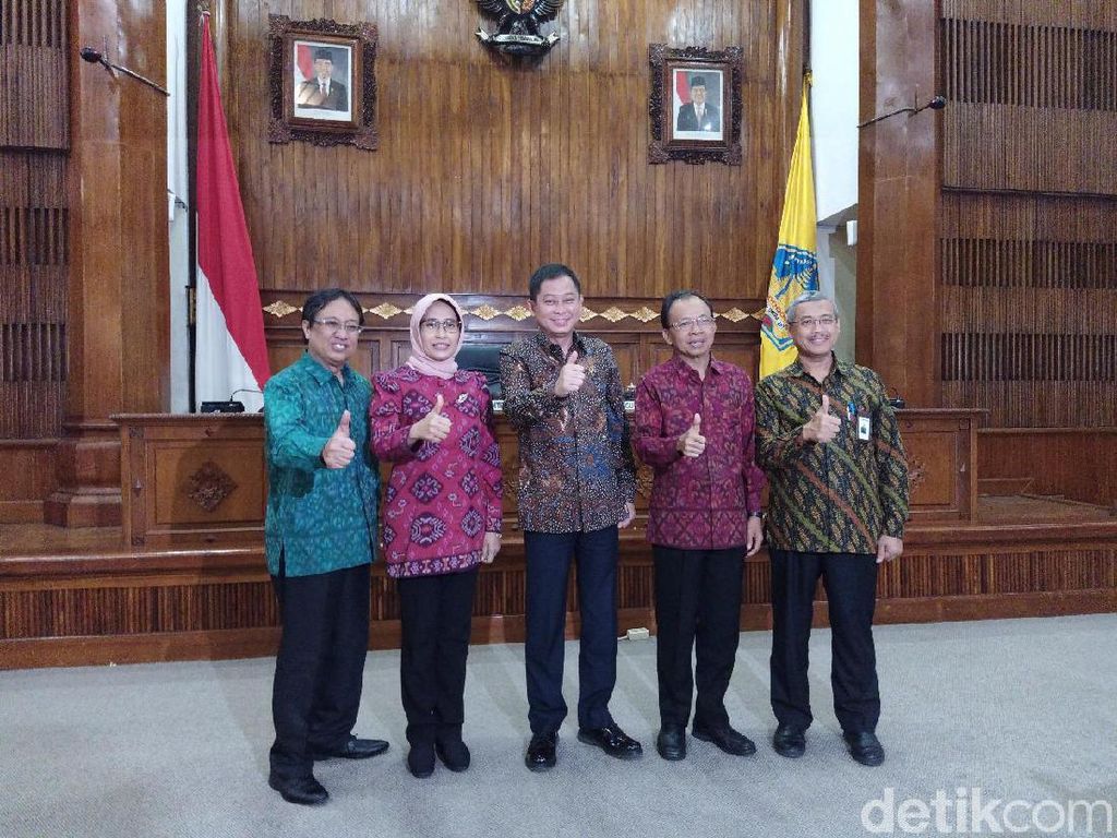Gubernur Koster Teken MoU dengan PLN Soal Energi Listrik Bersih di Bali Gubernur Koster Teken MoU dengan PLN Soal Energi Listrik Bersih di Bali