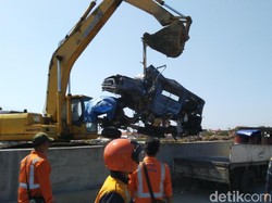 Tertabrak Kereta Api di Semarang, Mobil Terpental Masuk Sungai