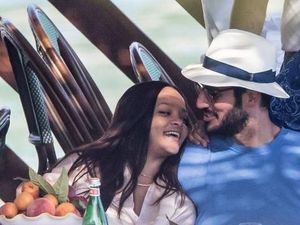 Momen Rihanna Santap Malam  Romantis dengan Kekasih
