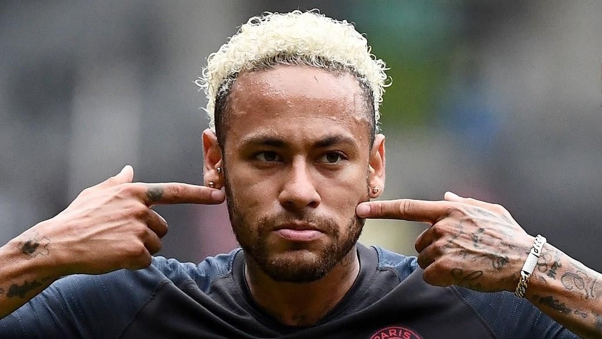 Neymar menyerang balik Barcelona. (Foto: Franck Fife / AFP)