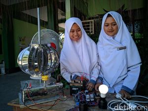 Tiga Siswa Ini Bikin Pembangkit Listrik Tenaga Angin Pakai Barang Bekas Tiga Siswa Ini Bikin Pembangkit Listrik Tenaga Angin Pakai Barang Bekas