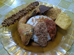 Nasi Uduk Super Spesial : Pulen Wangi Nasi Uduk Klasik yang Terkenal Sejak 1989