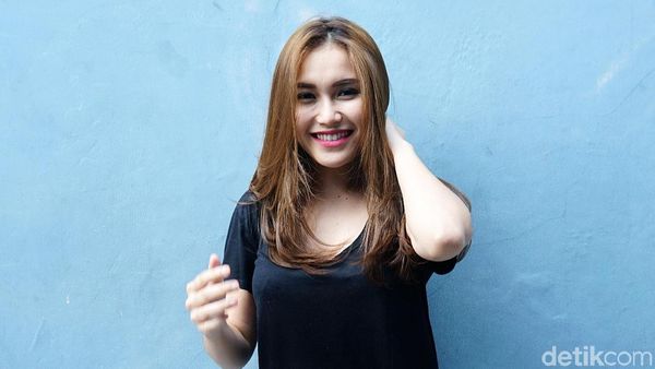 Ayu Ting Ting, Mimi Lana, Larry King hingga Della Perez