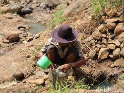 Krisis Air Bersih Paksa Warga Jombang Mengais Air dari Sungai Kering