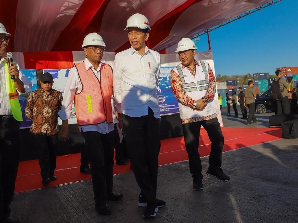Jokowi Tinjau Aktivitas Kapal Ternak di Pelabuhan Tenau Kupang Jokowi Tinjau Aktivitas Kapal Ternak di Pelabuhan Tenau Kupang
