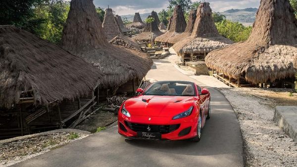 Eksotisme Ferrari Portofino di Tanah Sumba