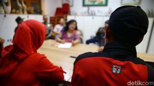 Bayar Pesangon Menggema di Depan Kantor Sevel Indonesia