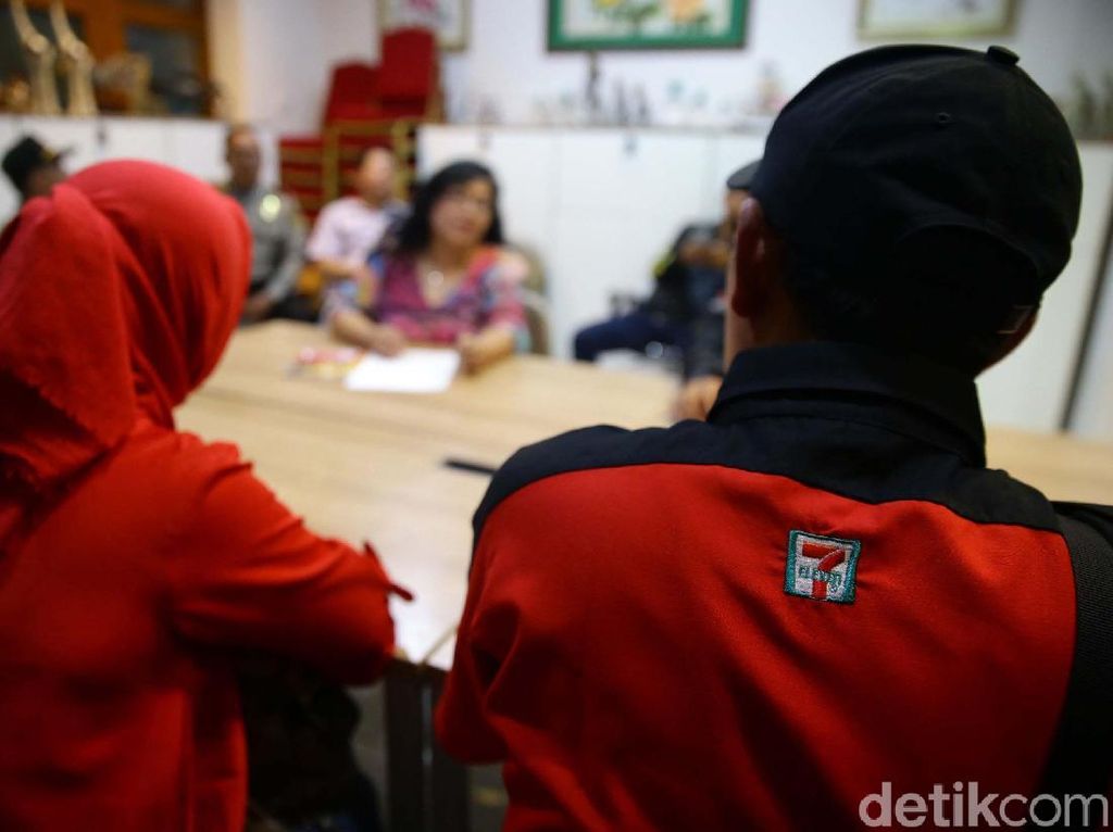 Bayar Pesangon Menggema di Depan Kantor Sevel Indonesia