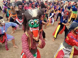 Tarian Pemikat Turis dari Kebumen Tarian Pemikat Turis dari Kebumen