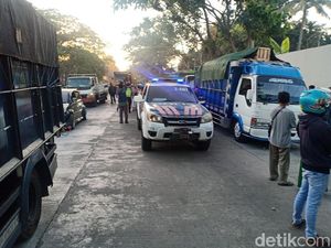Dua Truk dan Sebuah Motor Terlibat Kecelakaan, Satu Orang Tewas