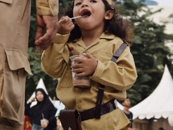 Pahlawan kecil makan es krim