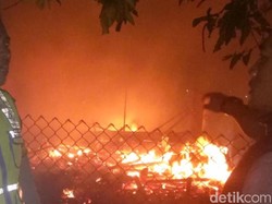 Api Unggun Lupa Dimatikan, Dua Rumah Warga di Sukabumi Terbakar