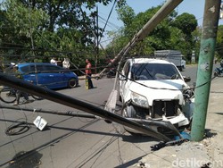 Tiang Listrik Ambruk Ditabrak Mobil, Kabel Berjuntaian ke Jalan