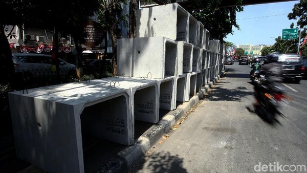 Tumpukan Beton Saluran Air Duduki Trotoar Cideng Timur