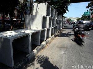 Tumpukan Beton Saluran Air Duduki Trotoar Cideng Timur