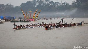 Foto Seru Festival Pacu Jalur di Kuantan Singingi