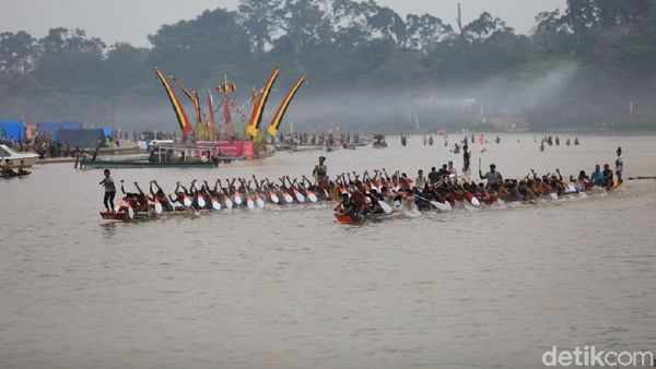 Foto Seru Festival Pacu Jalur di Kuantan Singingi
