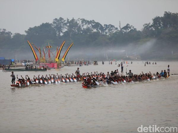 Foto Seru Festival Pacu Jalur di Kuantan Singingi