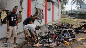 Napi Bersihkan Sisa Kebakaran Lapas Sorong Pascakerusuhan