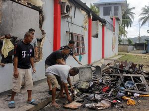 Napi Bersihkan Sisa Kebakaran Lapas Sorong Pascakerusuhan