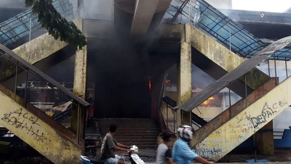 Kondisi Pasar Thumburuni dan Kantor Adat di Fakfak yang Dibakar Massa
