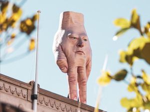 Hii Seram.. Patung Tangan Raksasa Resahkan Warga Selandia Baru