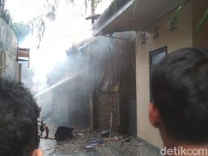 Puluhan Kios di Pasar Inpres Titi Kuning Medan Terbakar